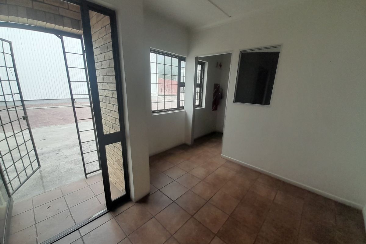 520m2 Industrial Warehouse TO LET in Bellville South Industria, @R33 800.00 excl VAT - Photo 4