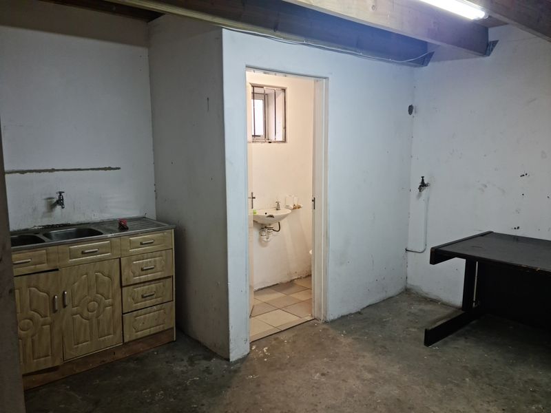 150m2 Storage / Industrial Unit  TO LET in Saxenburg Park, Blackheath. - Photo 10