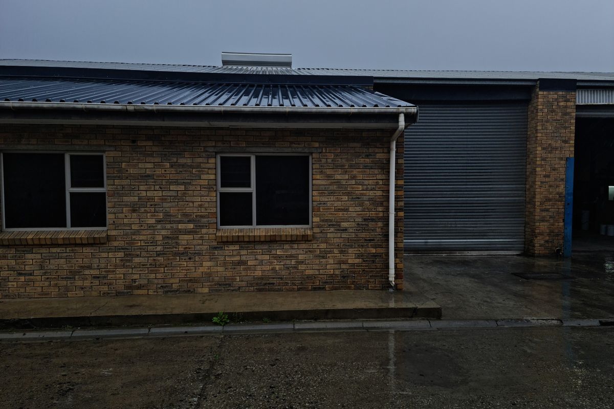 422m2 Factory Warehouse TO LET in the Strand - Photo 2