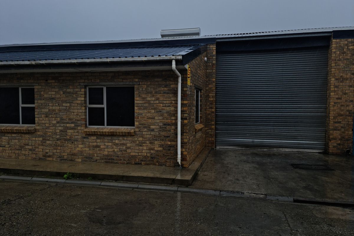 422m2 Factory Warehouse TO LET in the Strand - Photo 3