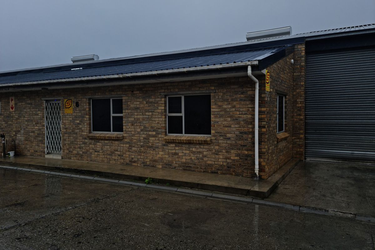 422m2 Factory Warehouse TO LET in the Strand - Photo 4