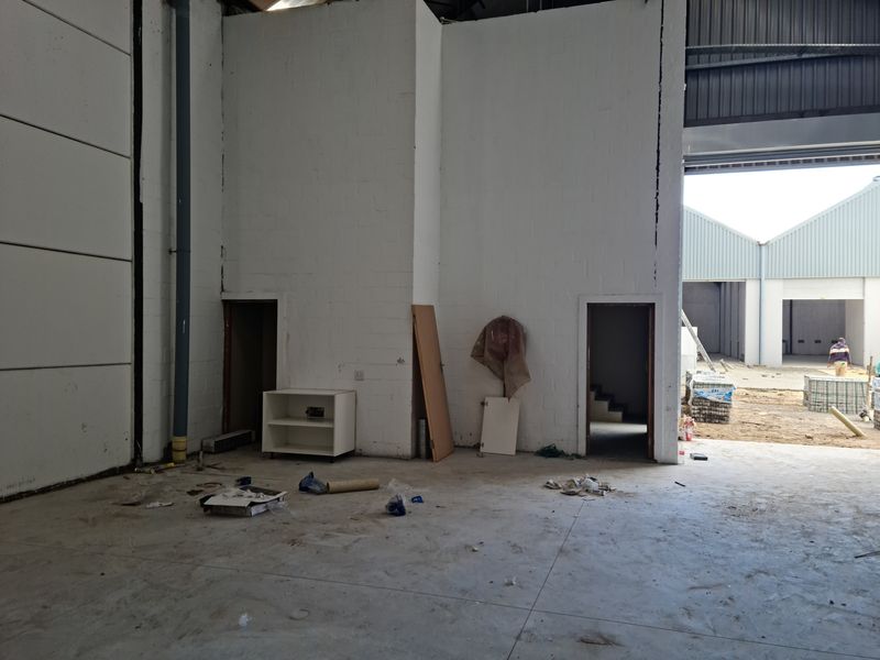 370m2 Industrial Warehouse To Let in Firgrove , Somerset West - Brand New - Photo 4