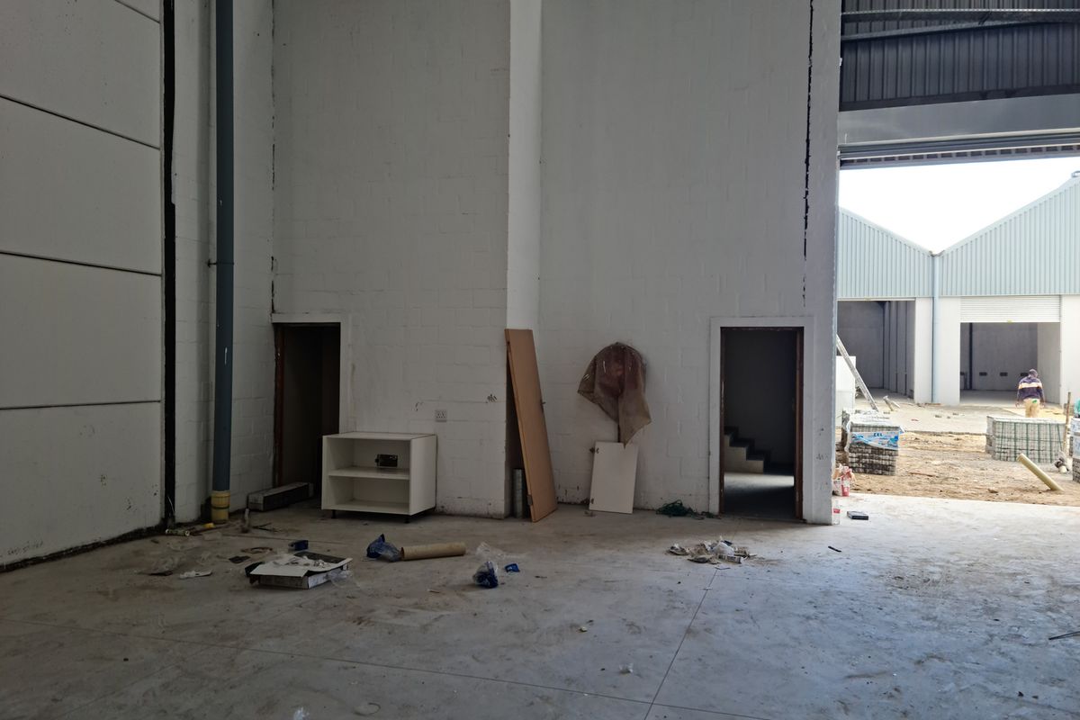 370m2 Industrial Warehouse To Let in Firgrove , Somerset West - Brand New - Photo 4