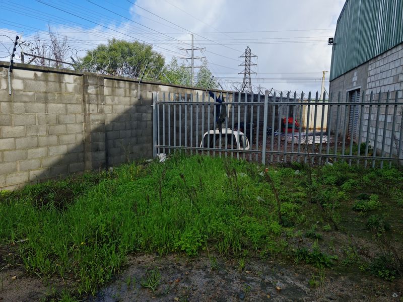 316m2 Industrial Warehouse with small enclosed Yard To Let in Blackheath Industria. - Photo 9