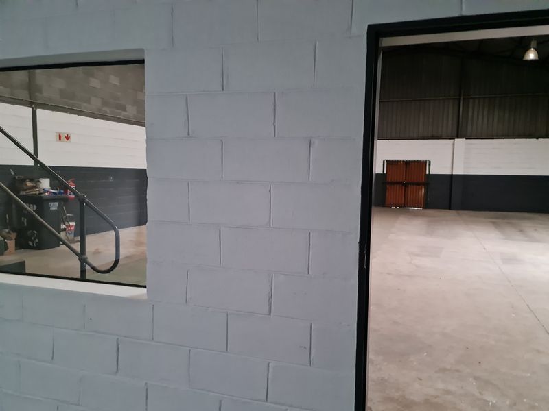 316m2 Industrial Warehouse with small enclosed Yard To Let in Blackheath Industria. - Photo 8