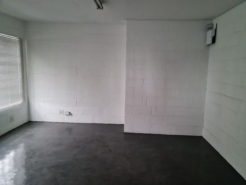 316m2 Industrial Warehouse with small enclosed Yard To Let in Blackheath Industria. - Photo 7