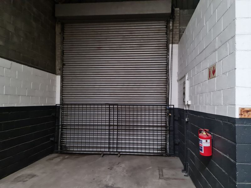 316m2 Industrial Warehouse with small enclosed Yard To Let in Blackheath Industria. - Photo 6