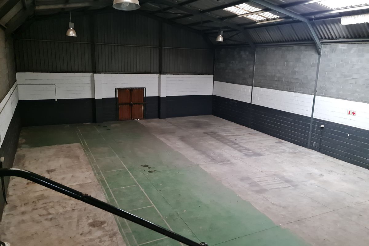 316m2 Industrial Warehouse with small enclosed Yard To Let in Blackheath Industria. - Photo 5