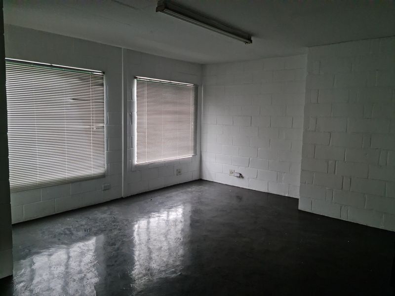 316m2 Industrial Warehouse with small enclosed Yard To Let in Blackheath Industria. - Photo 3