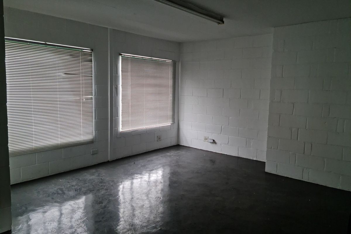 316m2 Industrial Warehouse with small enclosed Yard To Let in Blackheath Industria. - Photo 3