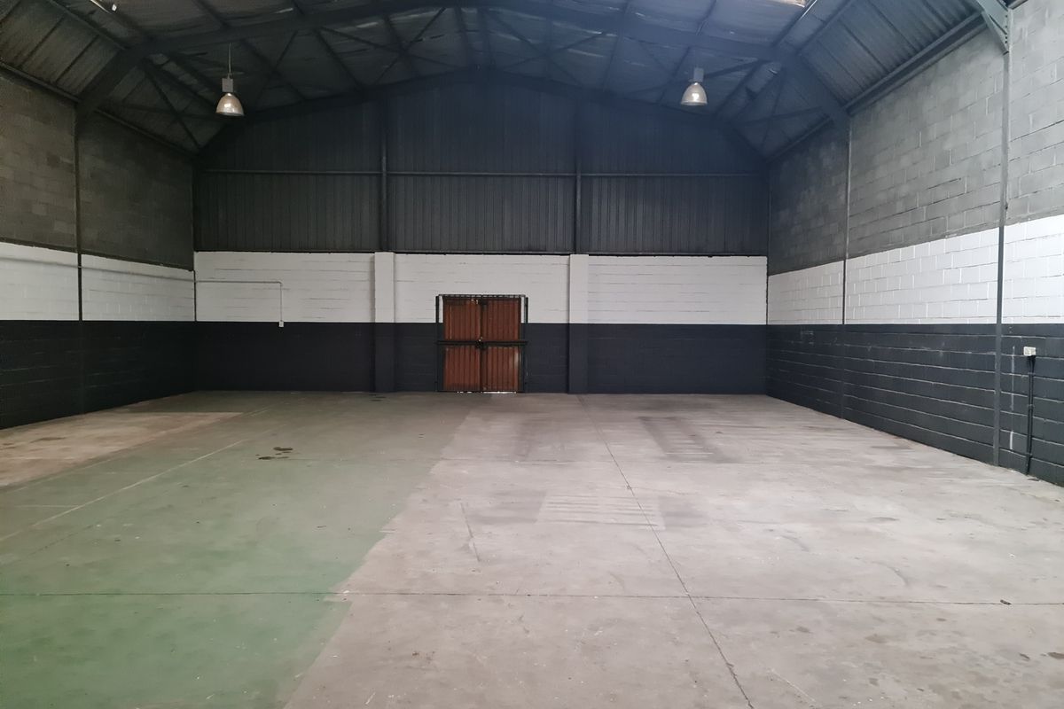 316m2 Industrial Warehouse with small enclosed Yard To Let in Blackheath Industria. - Photo 2
