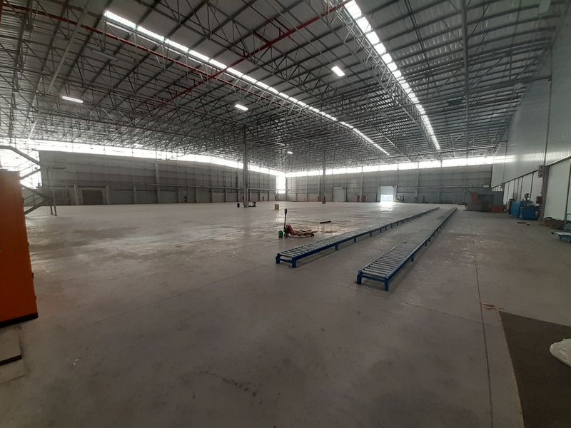 6 569m2 Industrial Factory Warehouse / To Let in the Bellville South @ R 591 210.00  excluding VAT - Photo 4