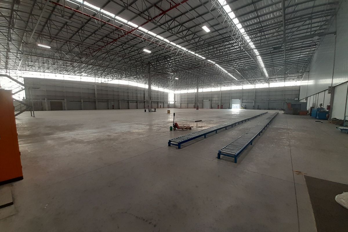 6 569m2 Industrial Factory Warehouse / To Let in the Bellville South @ R 591 210.00  excluding VAT - Photo 4