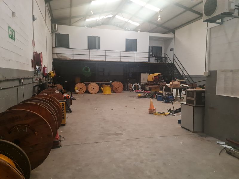 370m2 Factory Warehouse with small enclosed Yard TO LET | FOR RENT in Saxenburg Park. - Photo 10