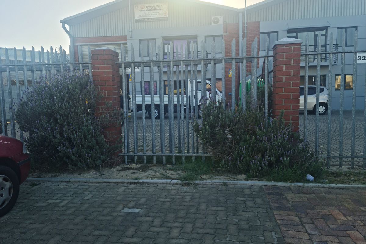 370m2 Factory Warehouse with small enclosed Yard TO LET | FOR RENT in Saxenburg Park. - Photo 3