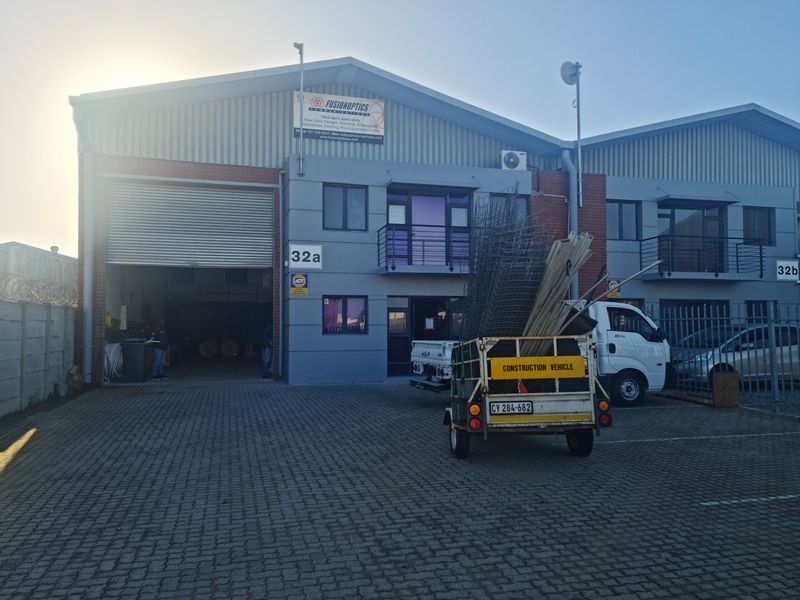 370m2 Factory Warehouse with small enclosed Yard TO LET | FOR RENT in Saxenburg Park. - Photo 9