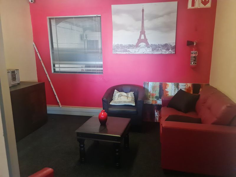 370m2 Factory Warehouse with small enclosed Yard TO LET | FOR RENT in Saxenburg Park. - Photo 8