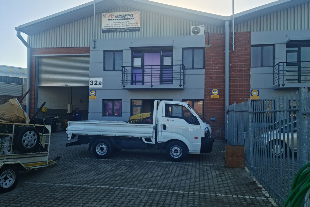 370m2 Factory Warehouse with small enclosed Yard TO LET | FOR RENT in Saxenburg Park. - Photo 4
