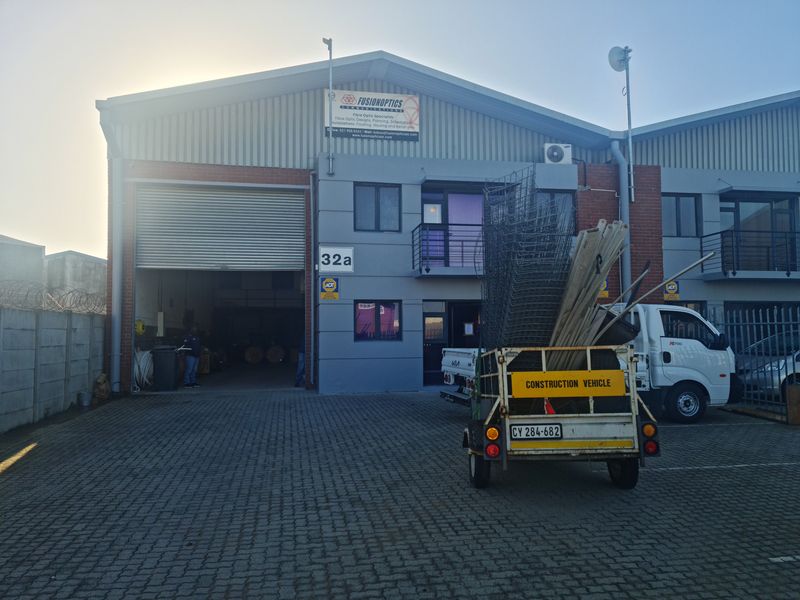 370m2 Factory Warehouse with small enclosed Yard TO LET | FOR RENT in Saxenburg Park. - Photo 2