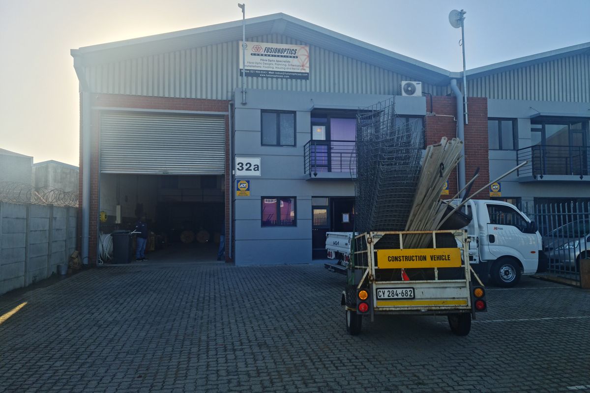 370m2 Factory Warehouse with small enclosed Yard TO LET | FOR RENT in Saxenburg Park. - Photo 2