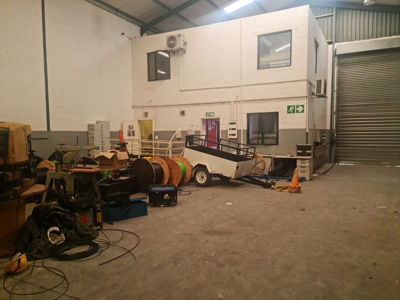 370m2 Factory Warehouse with small enclosed Yard TO LET | FOR RENT in Saxenburg Park. - Photo 5