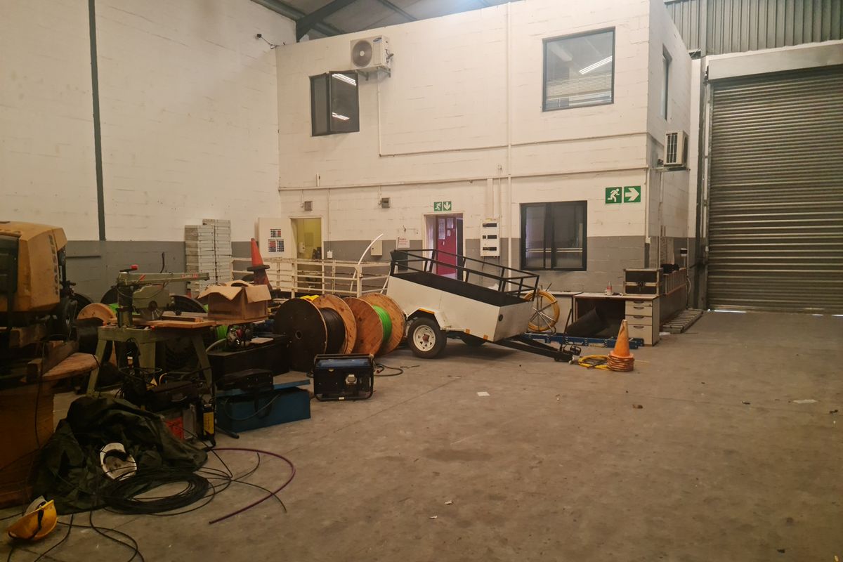 370m2 Factory Warehouse with small enclosed Yard TO LET | FOR RENT in Saxenburg Park. - Photo 5