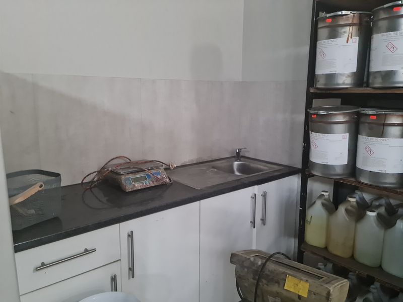 Modern 650m2 Industrial Warehouse To Let in Firgrove , Somerset West - Photo 8