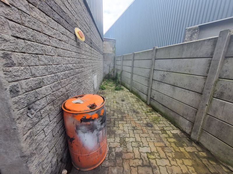 707m2 Industrial Warehouse To Let in Brackenfell @ R 45 955.00  excluding VAT - Photo 6