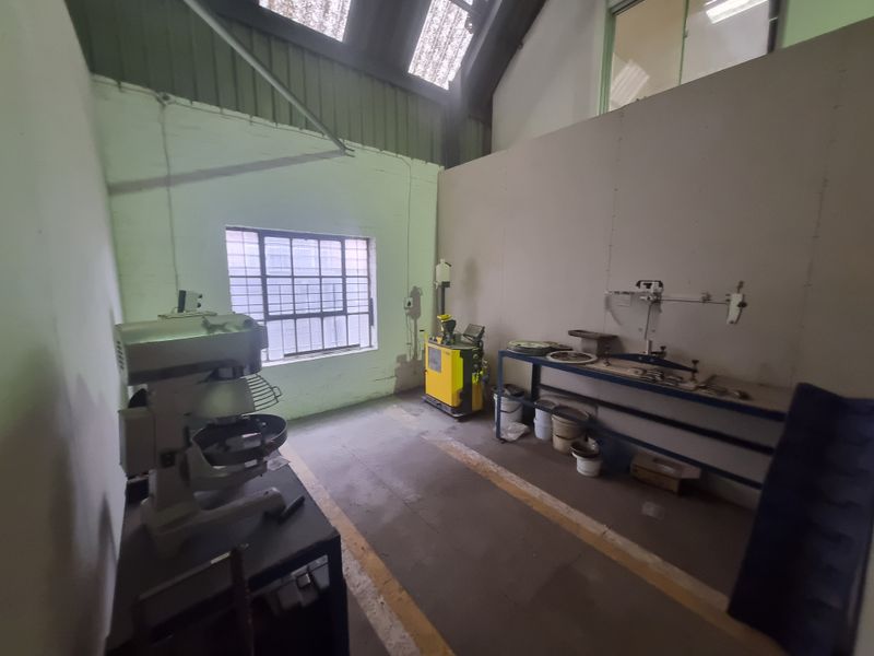 150m2 Industrial Warehouse To Let in Brackenfell Industrial @ R 11 000.00 excluding VAT - Photo 10