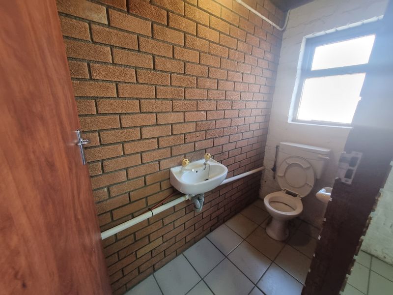 150m2 Industrial Factory Warehouse To Let in Brackenfell Industrial @ R 11 000.00 excluding VAT - Photo 6