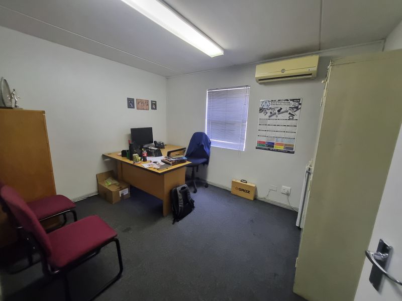 1000m2 Warehouse To Let in Stikland@ R 70 000.00 excluding VAT - Photo 8