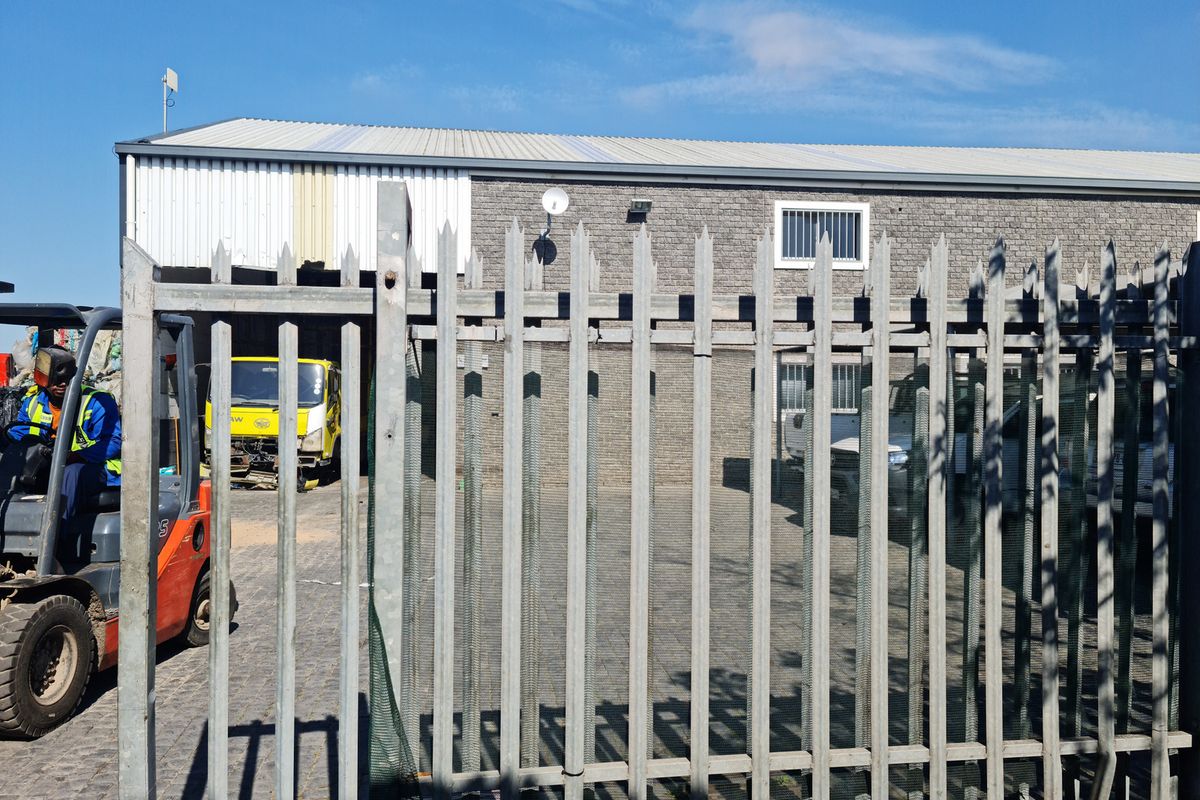 545m2 Factory with Yard To Let in Blackheath Industrial. - Photo 5