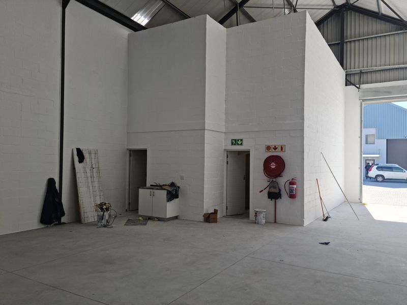 Brand New 333m2 Industrial Warehouse To Let in Firgrove , Somerset West. - Photo 3