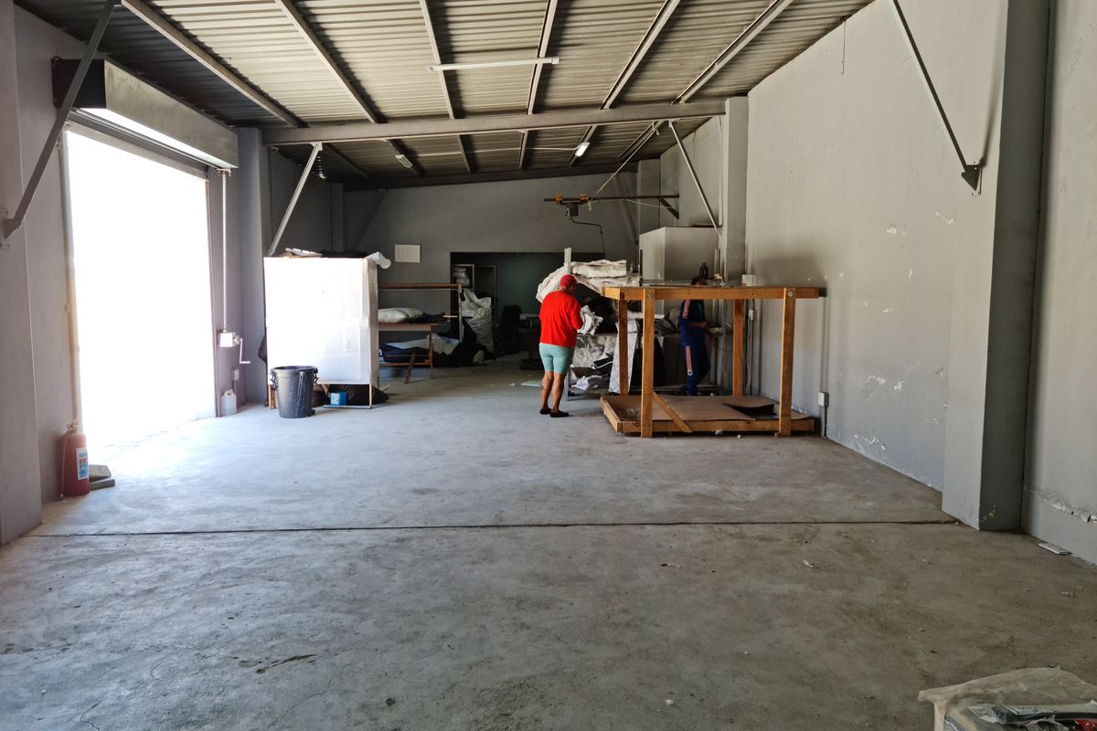 +- 500m2 Industrial Factory with Big Office Component To Let in the Strand. - Photo 4