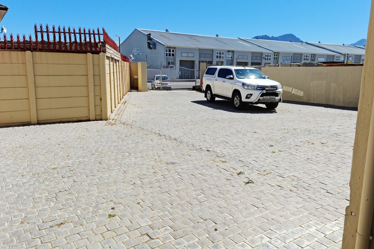 +- 500m2 Industrial Factory with Big Office Component To Let in the Strand. - Photo 3