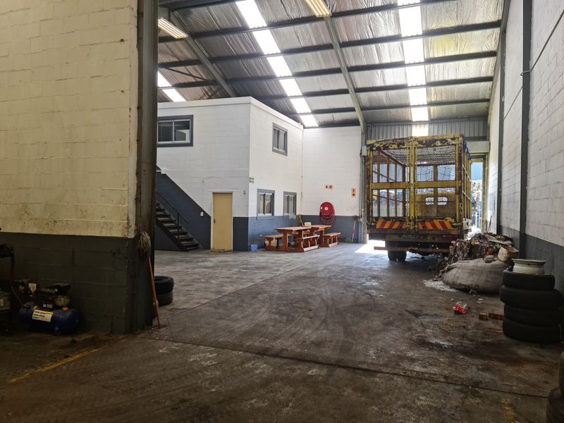540m2 Factory with Enclosed Yard To Let in Blackheath Industrial. - Photo 10