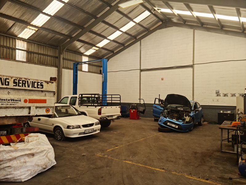 540m2 Factory with Enclosed Yard To Let in Blackheath Industrial. - Photo 2