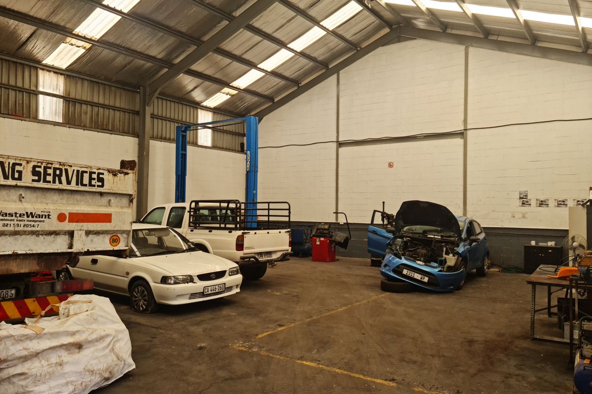 540m2 Factory with Enclosed Yard To Let in Blackheath Industrial. - Photo 2