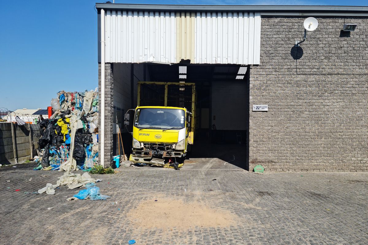 540m2 Factory with Enclosed Yard To Let in Blackheath Industrial. - Photo 4