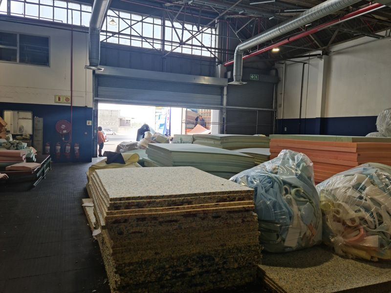 999m2 Warehouse To Let in a secure Business park in Blackheath. - Photo 9