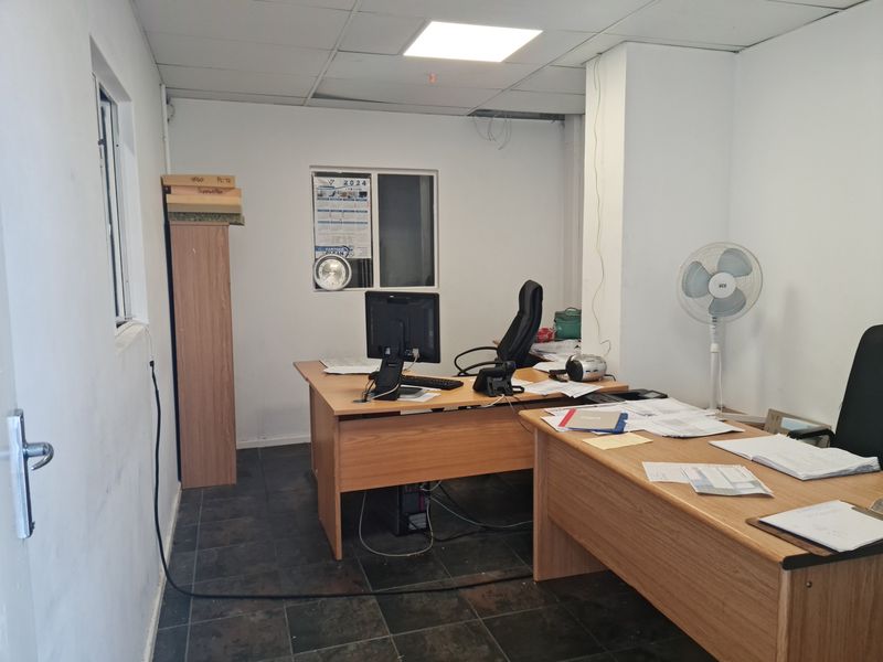 999m2 Warehouse To Let in a secure Business park in Blackheath. - Photo 8