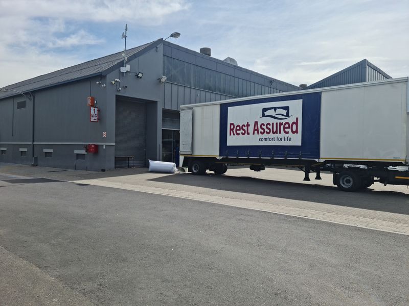 999m2 Warehouse To Let in a secure Business park in Blackheath. - Photo 7