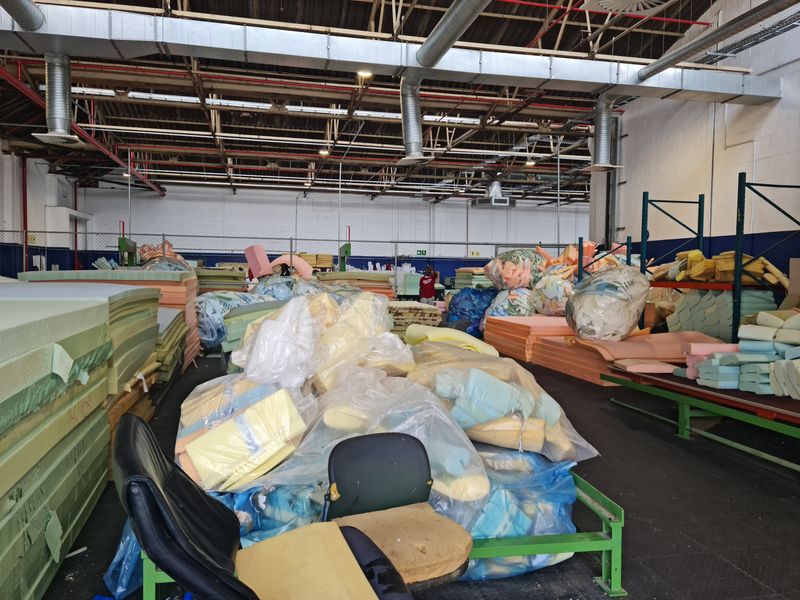 999m2 Warehouse To Let in a secure Business park in Blackheath. - Photo 6