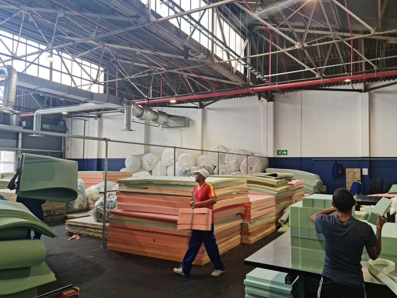 999m2 Warehouse To Let in a secure Business park in Blackheath. - Photo 10