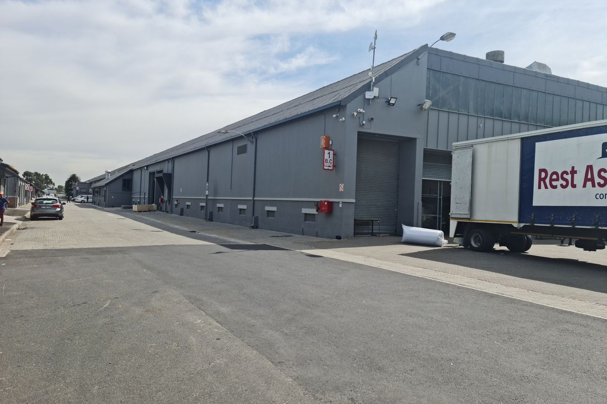 999m2 Warehouse To Let in a secure Business park in Blackheath. - Photo 5
