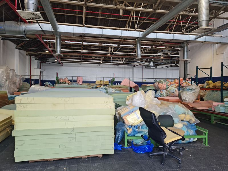999m2 Warehouse To Let in a secure Business park in Blackheath. - Photo 4