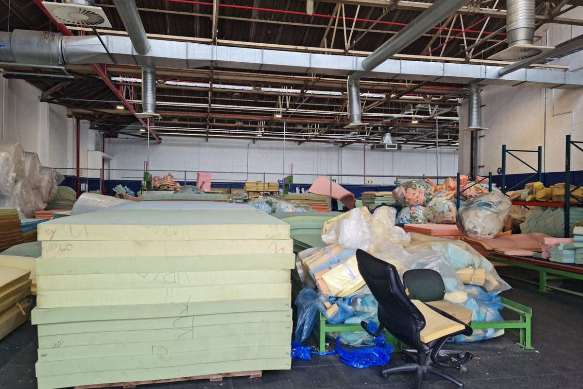 999m2 Warehouse To Let in a secure Business park in Blackheath. - Photo 4