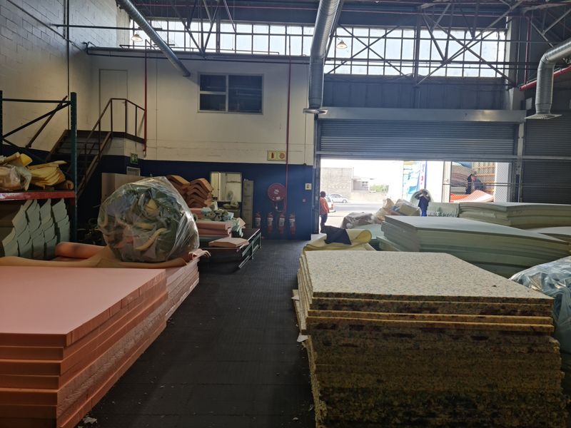 999m2 Warehouse To Let in a secure Business park in Blackheath. - Photo 2