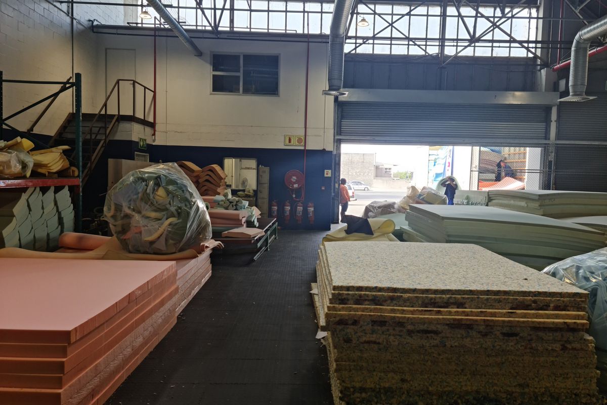 999m2 Warehouse To Let in a secure Business park in Blackheath. - Photo 2