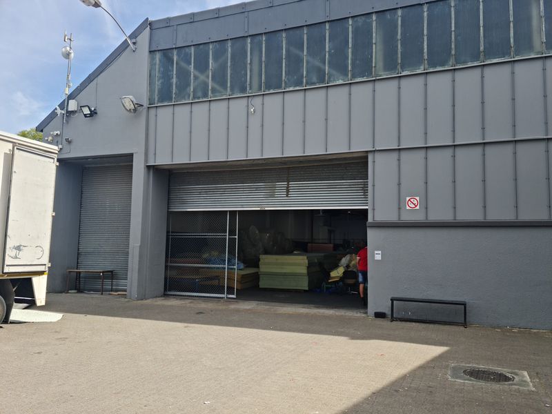 999m2 Warehouse To Let in a secure Business park in Blackheath. - Photo 3